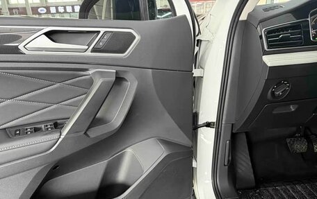 Volkswagen Tiguan II, 2023 год, 2 590 000 рублей, 19 фотография