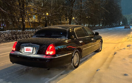 Lincoln Town Car III рестайлинг, 2001 год, 1 900 000 рублей, 2 фотография