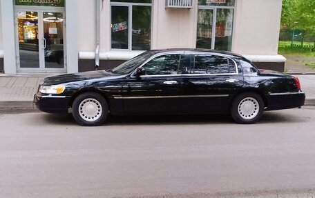 Lincoln Town Car III рестайлинг, 2001 год, 1 900 000 рублей, 7 фотография
