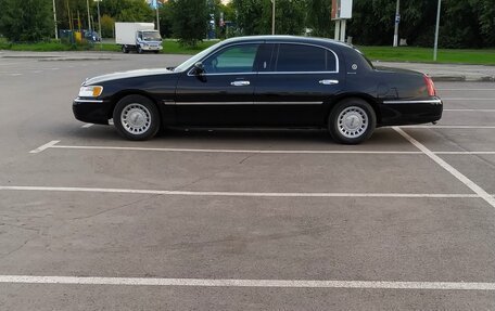 Lincoln Town Car III рестайлинг, 2001 год, 1 900 000 рублей, 3 фотография