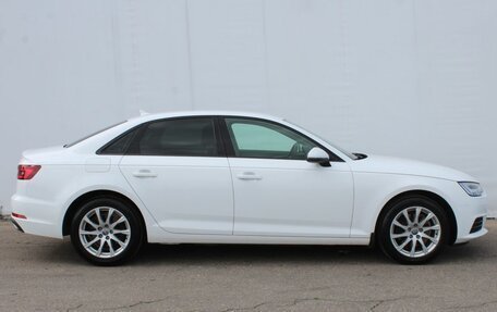 Audi A4, 2019 год, 2 300 000 рублей, 8 фотография