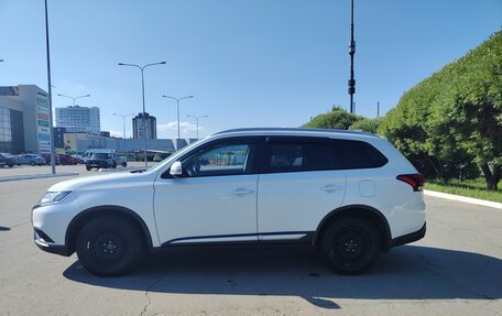 Mitsubishi Outlander III рестайлинг 3, 2019 год, 2 000 000 рублей, 4 фотография