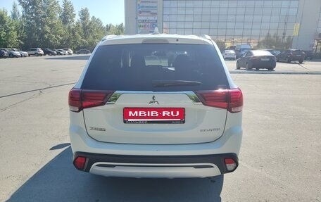 Mitsubishi Outlander III рестайлинг 3, 2019 год, 2 000 000 рублей, 6 фотография