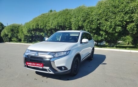 Mitsubishi Outlander III рестайлинг 3, 2019 год, 2 000 000 рублей, 3 фотография