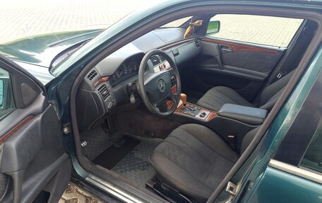 Mercedes-Benz E-Класс, 1997 год, 260 000 рублей, 9 фотография