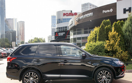 Mitsubishi Outlander III рестайлинг 3, 2018 год, 1 888 000 рублей, 4 фотография