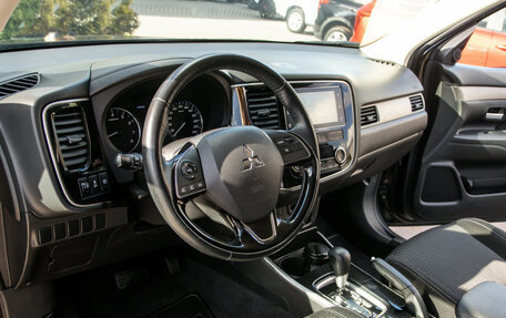 Mitsubishi Outlander III рестайлинг 3, 2018 год, 1 888 000 рублей, 14 фотография