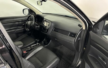 Mitsubishi Outlander III рестайлинг 3, 2016 год, 1 350 000 рублей, 14 фотография