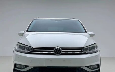 Volkswagen Touran III, 2022 год, 1 560 005 рублей, 2 фотография