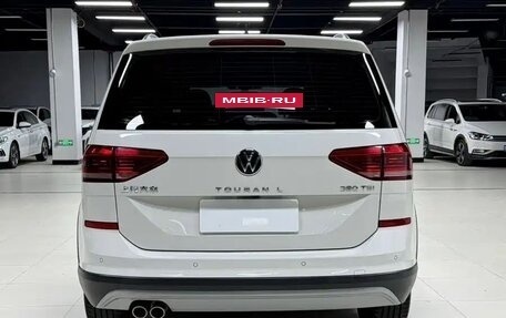 Volkswagen Touran III, 2022 год, 1 610 005 рублей, 6 фотография