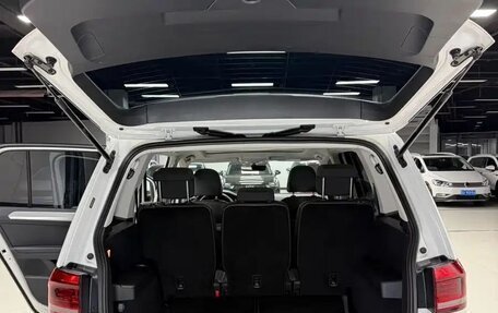Volkswagen Touran III, 2022 год, 1 610 005 рублей, 21 фотография