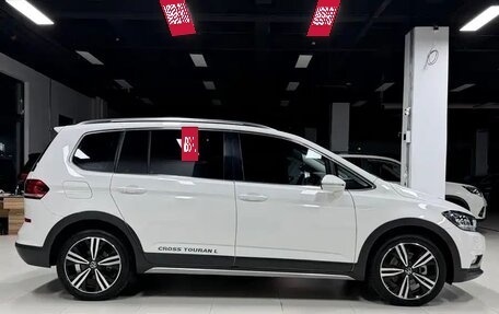 Volkswagen Touran III, 2022 год, 1 610 005 рублей, 4 фотография