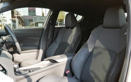 Toyota C-HR I рестайлинг, 2023 год, 1 950 000 рублей, 10 фотография