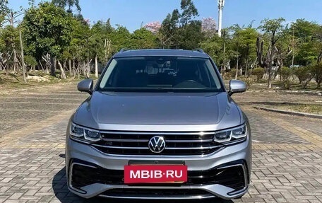 Volkswagen Tiguan II, 2022 год, 2 200 111 рублей, 2 фотография