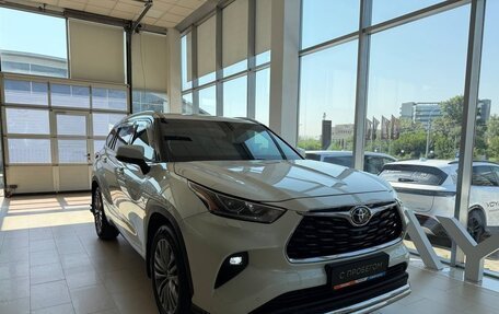 Toyota Highlander, 2021 год, 5 400 000 рублей, 3 фотография