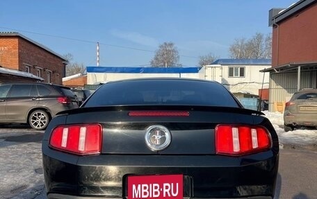 Ford Mustang VI рестайлинг, 2011 год, 1 700 000 рублей, 2 фотография