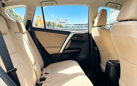 Toyota RAV4, 2019 год, 1 960 000 рублей, 9 фотография