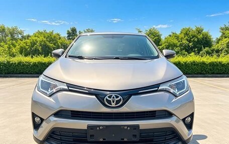 Toyota RAV4, 2019 год, 1 960 000 рублей, 2 фотография