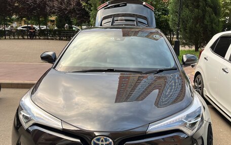 Toyota C-HR I рестайлинг, 2017 год, 2 300 000 рублей, 1 фотография