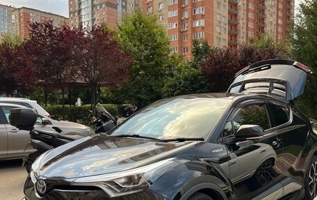 Toyota C-HR I рестайлинг, 2017 год, 2 300 000 рублей, 3 фотография