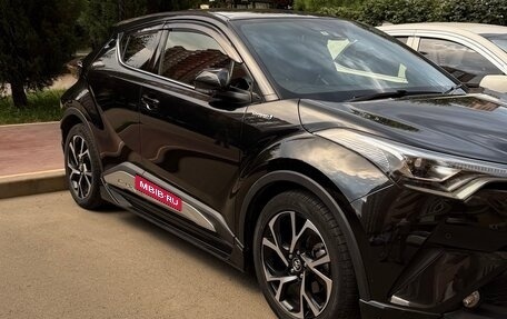 Toyota C-HR I рестайлинг, 2017 год, 2 300 000 рублей, 24 фотография