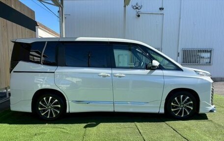 Toyota Voxy, 2023 год, 3 989 009 рублей, 4 фотография