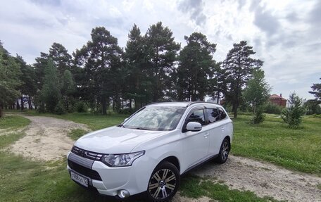 Mitsubishi Outlander III рестайлинг 3, 2013 год, 1 500 000 рублей, 6 фотография