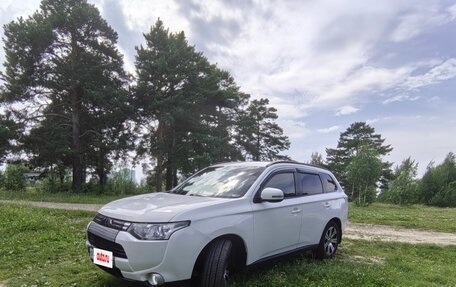 Mitsubishi Outlander III рестайлинг 3, 2013 год, 1 500 000 рублей, 2 фотография