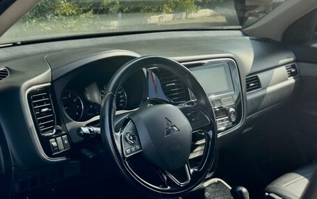 Mitsubishi Outlander III рестайлинг 3, 2018 год, 1 850 000 рублей, 14 фотография