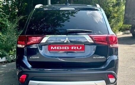 Mitsubishi Outlander III рестайлинг 3, 2018 год, 1 850 000 рублей, 10 фотография