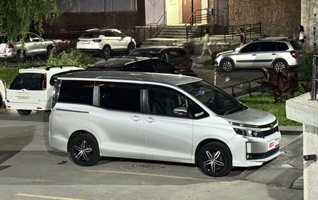 Toyota Voxy III, 2015 год, 2 300 000 рублей, 1 фотография