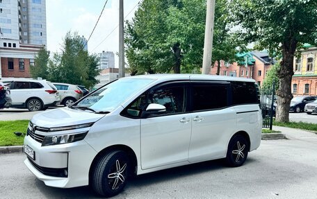 Toyota Voxy III, 2015 год, 2 300 000 рублей, 3 фотография