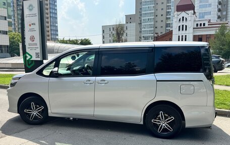 Toyota Voxy III, 2015 год, 2 300 000 рублей, 8 фотография