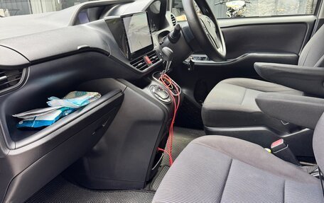 Toyota Voxy III, 2015 год, 2 300 000 рублей, 10 фотография