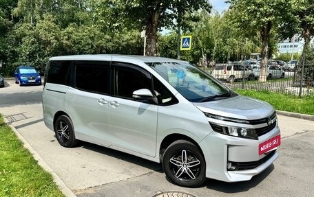 Toyota Voxy III, 2015 год, 2 300 000 рублей, 2 фотография