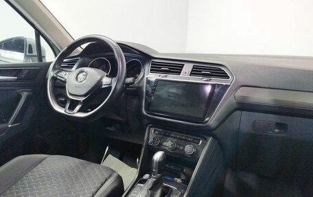 Volkswagen Tiguan II, 2018 год, 2 570 000 рублей, 13 фотография