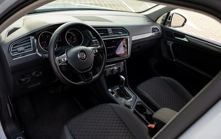Volkswagen Tiguan II, 2018 год, 2 395 000 рублей, 13 фотография