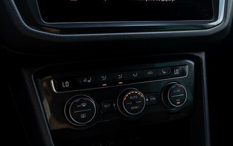 Volkswagen Tiguan II, 2018 год, 2 395 000 рублей, 15 фотография