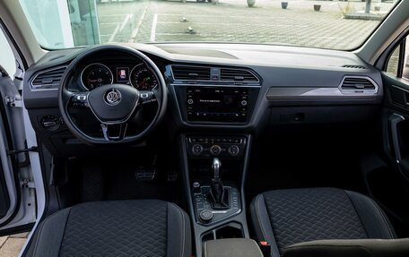 Volkswagen Tiguan II, 2018 год, 2 395 000 рублей, 16 фотография