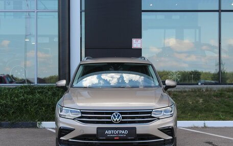 Volkswagen Tiguan II, 2021 год, 3 380 000 рублей, 2 фотография