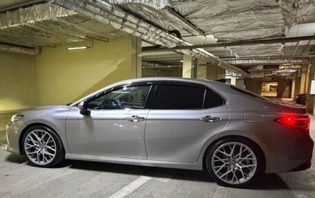 Toyota Camry, 2022 год, 3 500 000 рублей, 2 фотография