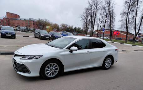 Toyota Camry, 2021 год, 2 900 000 рублей, 2 фотография