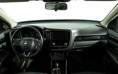 Mitsubishi Outlander III рестайлинг 3, 2020 год, 1 749 777 рублей, 14 фотография