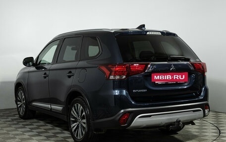 Mitsubishi Outlander III рестайлинг 3, 2020 год, 1 749 777 рублей, 8 фотография