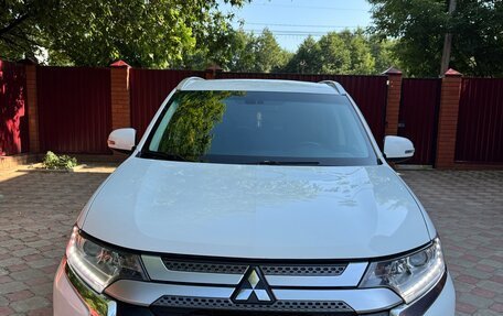 Mitsubishi Outlander III рестайлинг 3, 2020 год, 1 890 000 рублей, 2 фотография