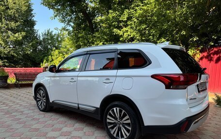 Mitsubishi Outlander III рестайлинг 3, 2020 год, 1 890 000 рублей, 10 фотография