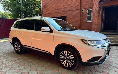 Mitsubishi Outlander III рестайлинг 3, 2020 год, 1 890 000 рублей, 7 фотография