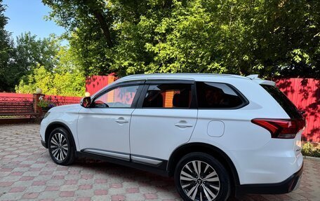 Mitsubishi Outlander III рестайлинг 3, 2020 год, 1 890 000 рублей, 11 фотография