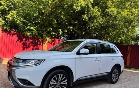 Mitsubishi Outlander III рестайлинг 3, 2020 год, 1 890 000 рублей, 12 фотография