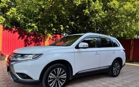 Mitsubishi Outlander III рестайлинг 3, 2020 год, 1 890 000 рублей, 14 фотография